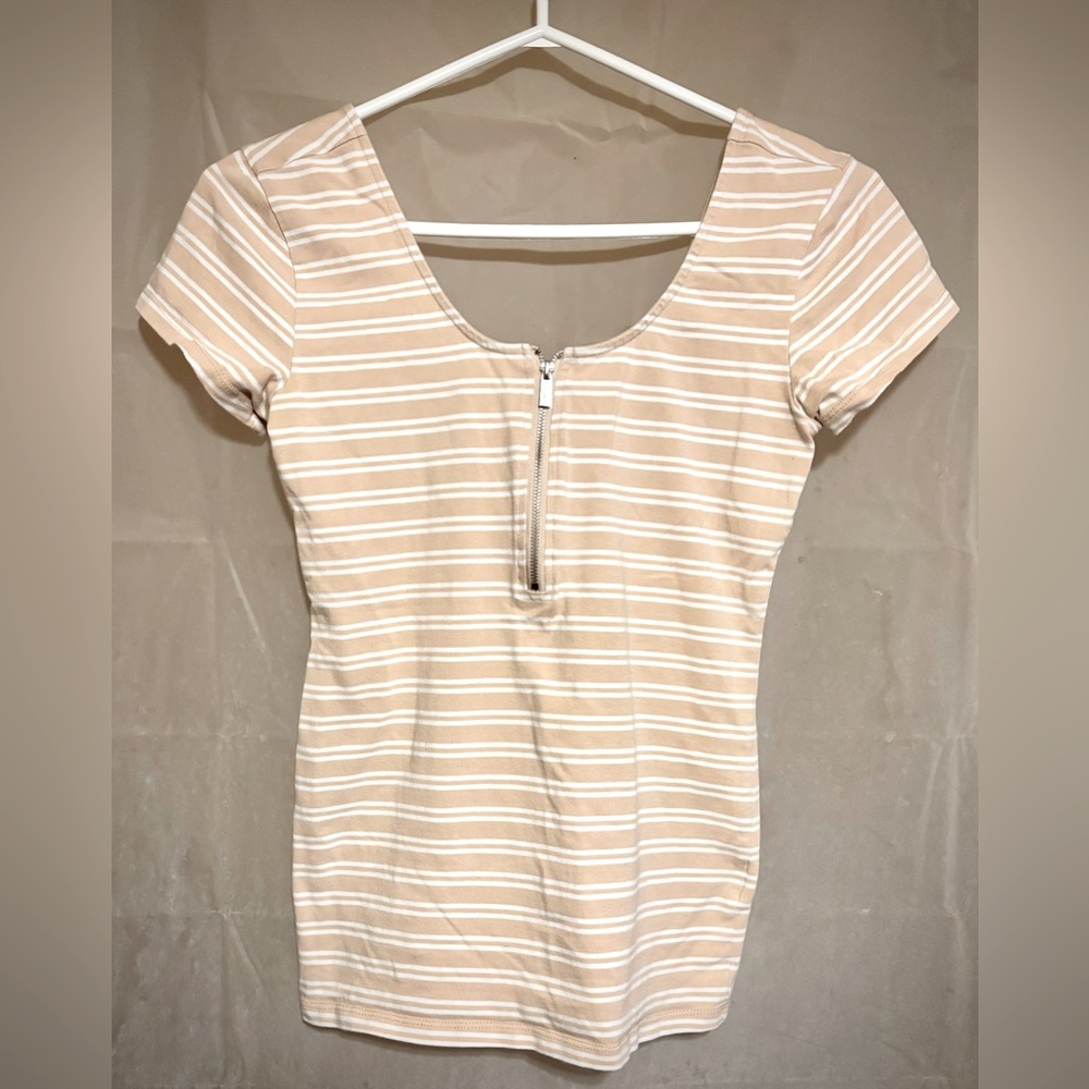 Guess-White and Cream Fitted Short Sleeve Tee-Size Small